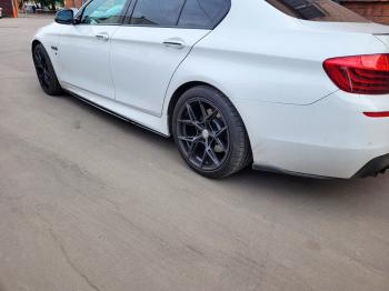 9 899 р. Пластиковые накладки порогов М-Perfomance  BMW 5 серия  F10 (2009-2017) седан дорестайлинг, рестайлинг, седан (цвет: черный глянец)  с доставкой в г. Пермь. Увеличить фотографию 2