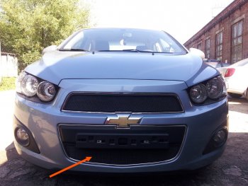 Защитная сетка радиатора в бампер Стрелка 11 Стандарт (алюминий, пластик) Chevrolet Aveo  T300 (2011-2015) седан, хэтчбек (Цвет: черный)