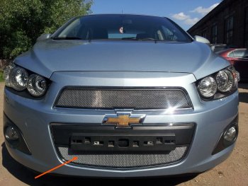 Защитная сетка радиатора в бампер Стрелка 11 Стандарт (алюминий, пластик) Chevrolet Aveo  T300 (2011-2015) седан, хэтчбек (Цвет: хром)