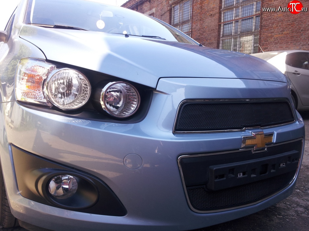 1 469 р. Сетка в решетку радиатора Russtal Chevrolet Aveo T300 седан (2011-2015) (черная)  с доставкой в г. Пермь