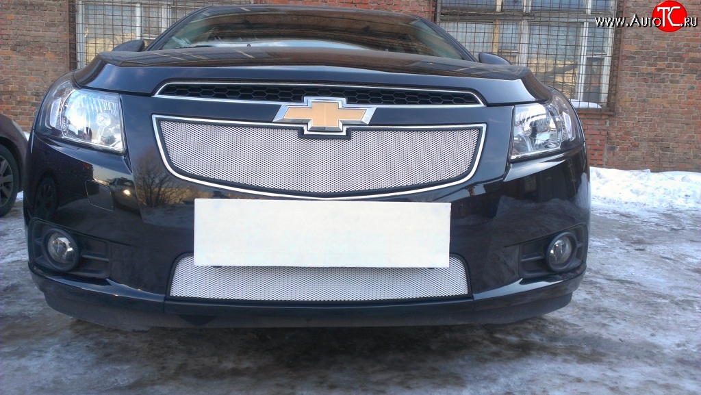 1 559 р. Нижняя сетка на бампер Russtal (хром) Chevrolet Cruze J305 хэтчбек дорестайлинг (2009-2012)  с доставкой в г. Пермь