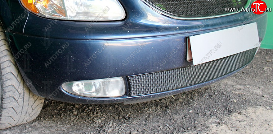 4 649 р. Защитная сетка радиатора в бампер Стрелка 11 Премиум (алюминий) Chrysler Voyager RG минивэн дорестайлинг (2000-2004) (Цвет: черный)  с доставкой в г. Пермь