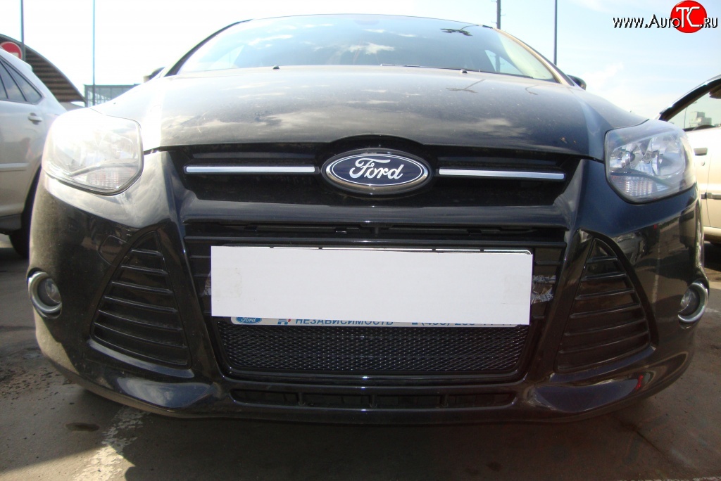 1 749 р. Сетка на бампер Russtal (черная) Ford Focus 3 седан дорестайлинг (2011-2015)  с доставкой в г. Пермь