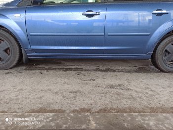 Пороги накладки Autodemic (установка под штатный брызговик) Ford Focus 2  седан дорестайлинг (2004-2008) (Текстурная поверхность)
