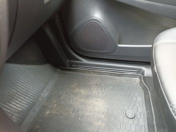 1 359 р. Накладки на ковролин Petroil Tuning  Renault Kaptur (2016-2025) дорестайлинг, рестайлинг (Передние)  с доставкой в г. Пермь. Увеличить фотографию 3