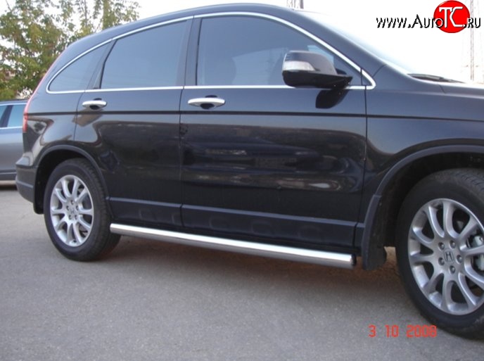 11 299 р. Защита порогов из круглой трубы диаметром 76 мм Металл Дизайн  Honda CR-V  RE1,RE2,RE3,RE4,RE5,RE7 (2007-2010) дорестайлинг  с доставкой в г. Пермь