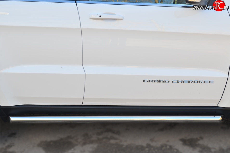 70 999 р. Защита порогов из круглой трубы диаметром 63 мм Russtal Jeep Grand Cherokee WK2 дорестайлинг (2010-2013) (Защита порогов с со скосами на торцах (вариант 1))  с доставкой в г. Пермь