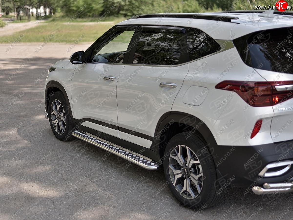 24 649 р. Порожки для ног SLITKOFF (Ø42 мм)  KIA Seltos (2019-2025) (Лист алюминиевый, труба - нержавейка)  с доставкой в г. Пермь