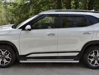 24 649 р. Порожки для ног SLITKOFF (Ø42 мм)  KIA Seltos (2019-2025) (Лист алюминиевый, труба - нержавейка)  с доставкой в г. Пермь. Увеличить фотографию 2