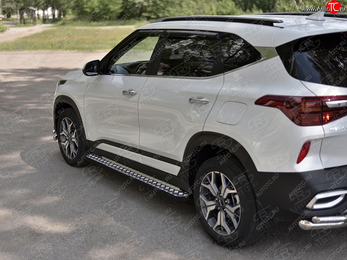 22 999 р. Порожки для ног SLITKOFF (Ø42 мм) KIA Seltos (2019-2025) (Лист алюминиевый, труба - сталь окрашенная в черный цвет)  с доставкой в г. Пермь