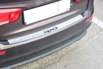 2 239 р. Защитная накладка заднего бампера Petroil Tuning  KIA Rio  4 FB (2016-2025) дорестайлинг седан, рестайлинг седан (Нержавейка полированная с надписью)  с доставкой в г. Пермь. Увеличить фотографию 2