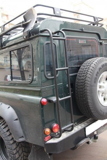 6 539 р. Лестница на крышу РИФ Land Rover Defender 90 1 L316 рестайлинг 3дв. (2007-2016)  с доставкой в г. Пермь. Увеличить фотографию 2