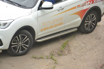 26 349 р. Порожки для ног из трубы Ø51 с алюминиевой площадкой Petroil Tuning  Lifan X60 (2016-2025) 2-ой рестайлинг (Нержавеющая полированная сталь)  с доставкой в г. Пермь. Увеличить фотографию 2