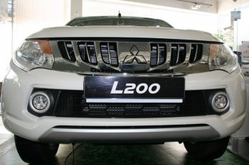 Сетка в бампер внешняя Arbori Mitsubishi L200  5 KK,KL (2015-2019) дорестайлинг (Черная 15 мм)