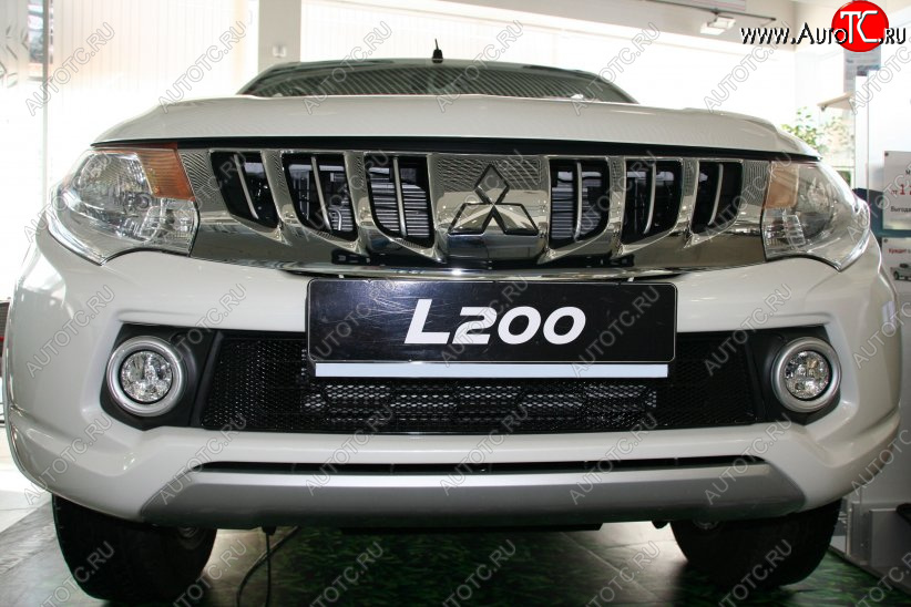 1 689 р. Сетка в бампер внешняя Arbori  Mitsubishi L200  5 KK,KL (2015-2019) дорестайлинг (Черная 15 мм)  с доставкой в г. Пермь