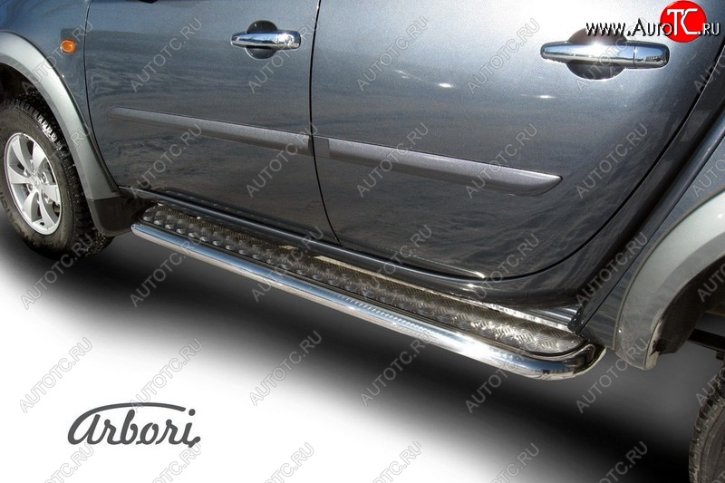 14 579 р. Защита штатных порогов с листом TRITON Arbori (нержавейка, алюминий, d57) Mitsubishi L200 5 KK,KL рестайлинг (2018-2022)  с доставкой в г. Пермь