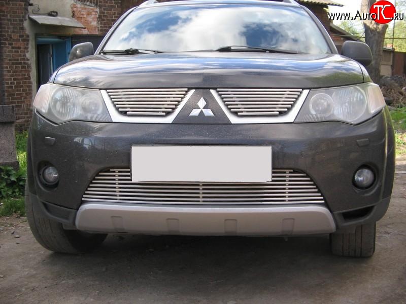5 699 р. Декоративная вставка решетки радиатора (рестайлинг) Berkut Mitsubishi Outlander XL (CW)  дорестайлинг (2005-2009)  с доставкой в г. Пермь