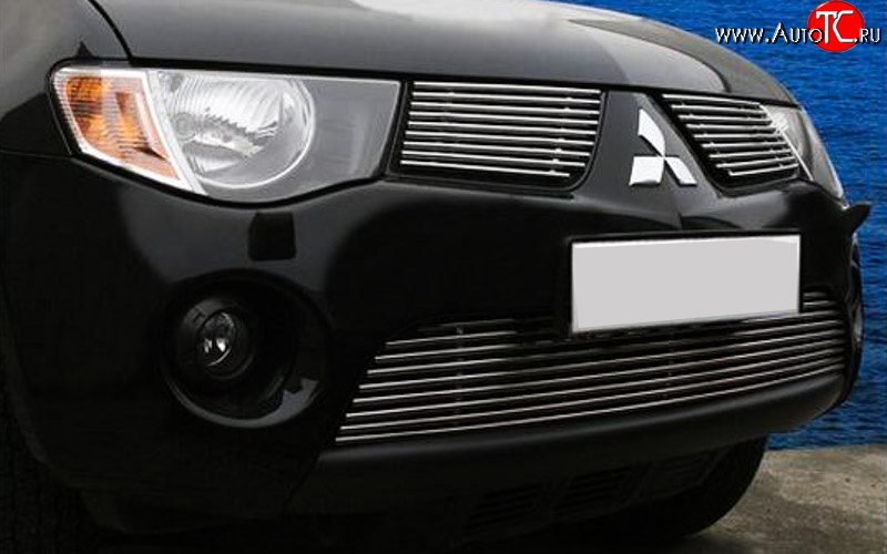 4 899 р. Декоративная вставка решетки радиатора Berkut Mitsubishi Outlander XL (CW)  дорестайлинг (2005-2009)  с доставкой в г. Пермь