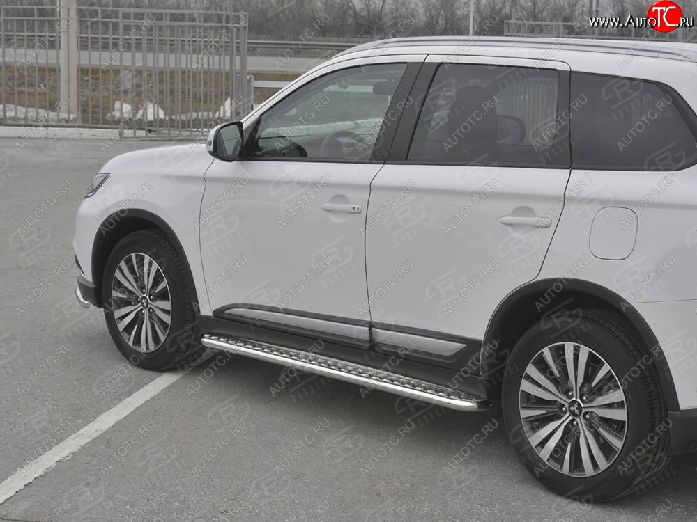 24 649 р. Порожки для ног SLITKOFF (Ø42 мм)  Mitsubishi Outlander  GF (2018-2022) 3-ий рестайлинг (Лист алюминиевый, труба - нержавейка)  с доставкой в г. Пермь
