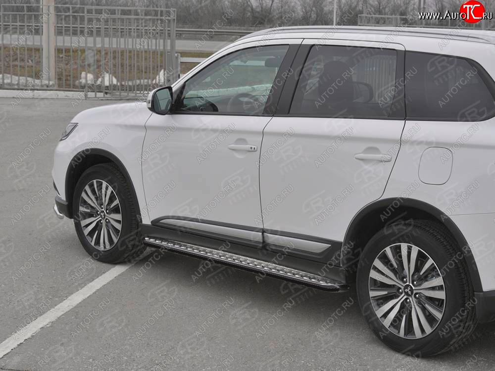 22 999 р. Порожки для ног SLITKOFF (Ø42 мм) Mitsubishi Outlander GF 3-ий рестайлинг (2018-2022) (Лист алюминиевый, труба - сталь окрашенная в черный цвет)  с доставкой в г. Пермь