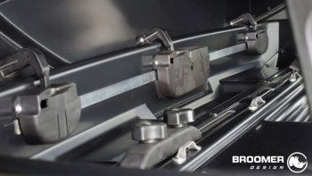 22 749 р. Багажный бокс Broomer Venture (420 л/189x89x40 см) на крышу   (Покрытие: шагрень, Цвет: чёрный)  с доставкой в г. Пермь. Увеличить фотографию 7