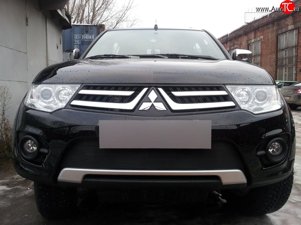 1 469 р. Сетка на бампер (рестайлинг) Russtal (черная) Mitsubishi Pajero Sport PB рестайлинг (2013-2017)  с доставкой в г. Пермь