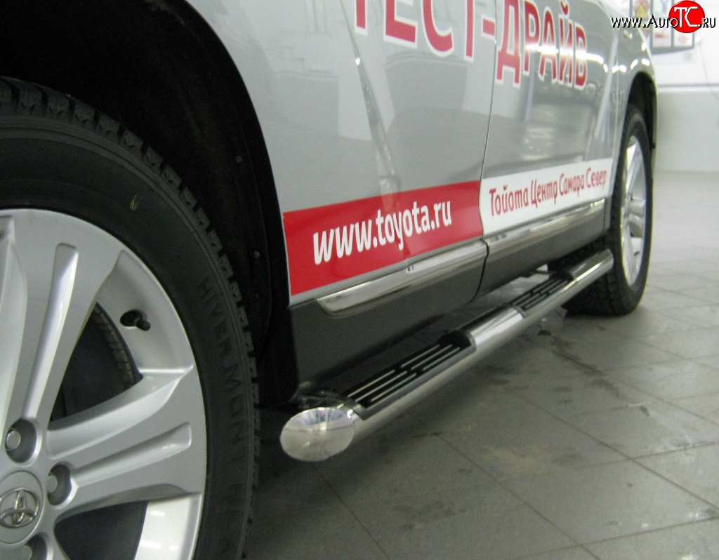 83 999 р. Защита порогов Russtal из трубы d76 мм с пластиковыми вставками для ног Toyota Highlander XU40 рестайлинг (2010-2013) (Защита порогов с со скосами на торцах (вариант 1))  с доставкой в г. Пермь