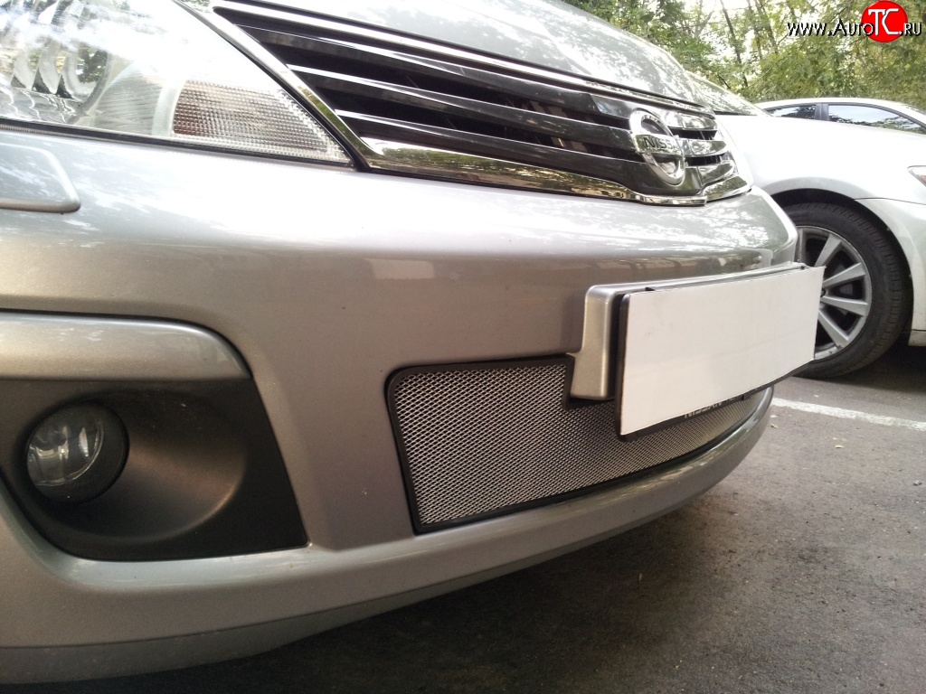 1 539 р. Сетка на бампер Russtal (хром) Nissan Tiida 1 седан C11 рестайлинг (2010-2014)  с доставкой в г. Пермь
