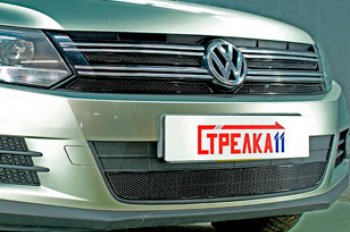 Защитная сетка в бампер (верх, 4 части, ячейка 4х10 мм) Стрелка11 Премиум Volkswagen Tiguan NF рестайлинг (2011-2017) (Чёрная)
