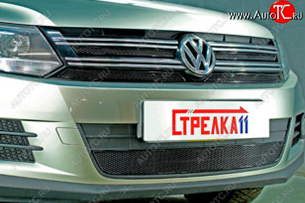 6 849 р. Защитная сетка в бампер (верх, 4 части, ячейка 4х10 мм) Стрелка11 Премиум Volkswagen Tiguan NF рестайлинг (2011-2017) (Чёрная)  с доставкой в г. Пермь