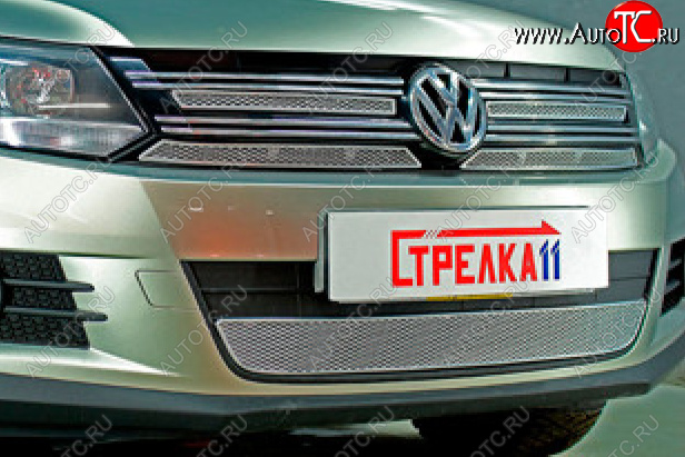 6 999 р. Защитная сетка в бампер (верх, 4 части, ячейка 4х10 мм) Стрелка11 Премиум Volkswagen Tiguan NF рестайлинг (2011-2017) (Хром)  с доставкой в г. Пермь