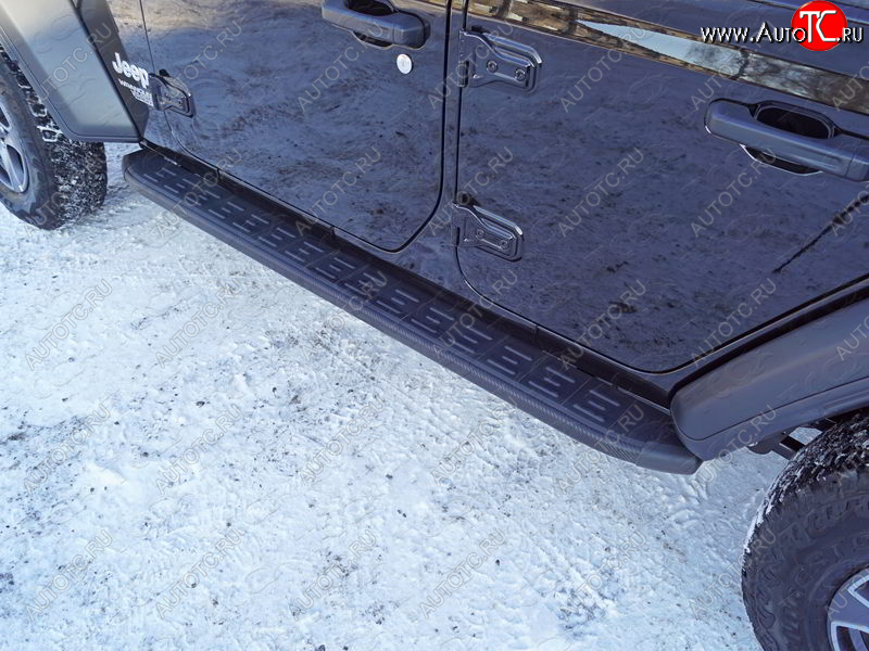 21 999 р. Пороги алюминиевые с пластиковой накладкой ТСС Тюнинг  Jeep Wrangler  JL (2018-2024) 3 дв. дорестайлинг (карбон черные)  с доставкой в г. Пермь