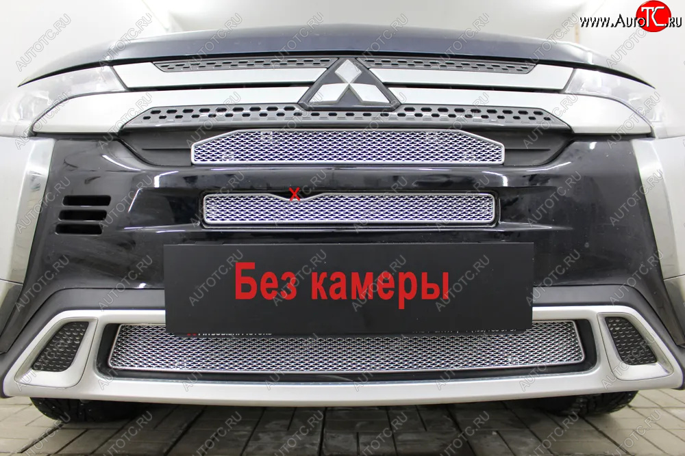 9 499 р. Защитная сетка в бампер (низ, 3 части, с парктроником, ячейка 4х10 мм) Alfeco Премиум Mitsubishi Outlander GF 3-ий рестайлинг (2018-2022) (Хром)  с доставкой в г. Пермь