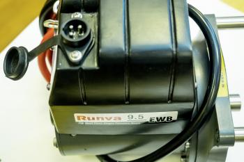 49 749 р. Лебёдка автомобильная электрическая 12V Runva 9500 lbs 4350 кг влагозащищенная, стальной трос RUNVA ewb9500u  с доставкой в г. Пермь. Увеличить фотографию 2