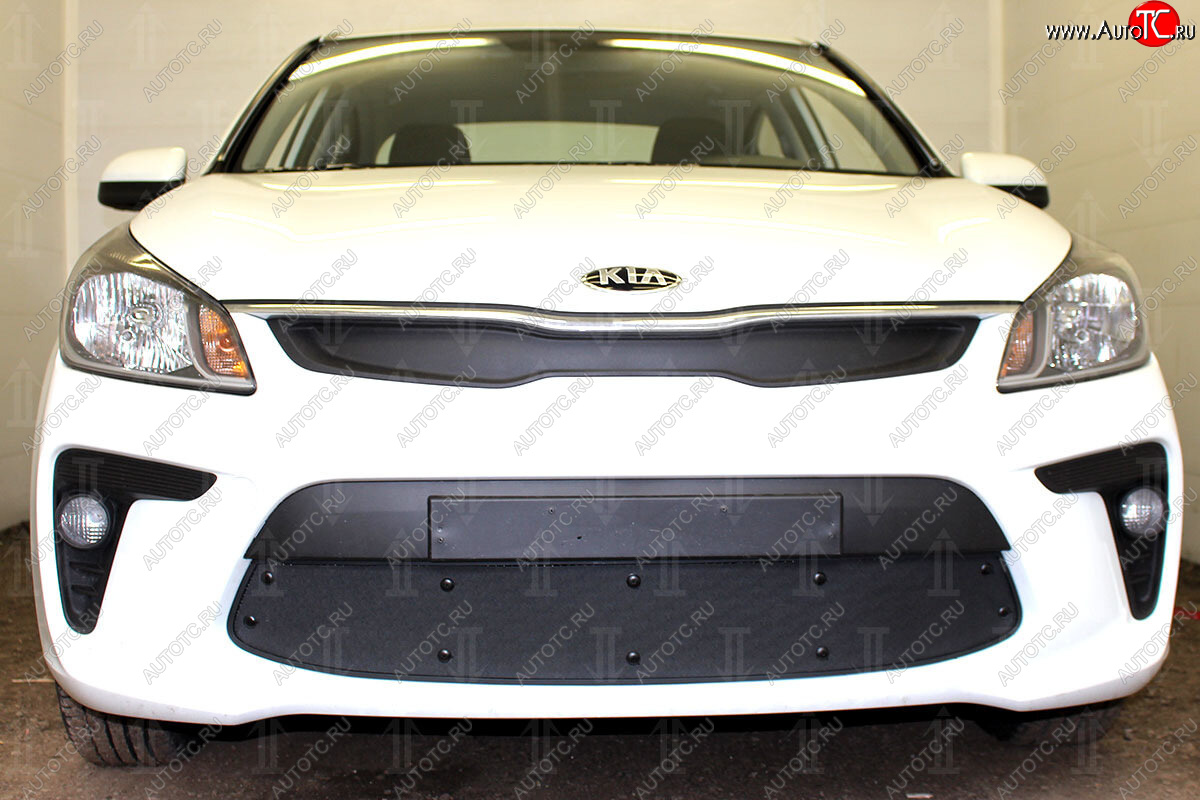 3 179 р. Защитная сетка в бампер (верх, заглушка без сот) Alfeco Стандарт KIA Rio 4 FB дорестайлинг седан (2016-2020) (Чёрная)  с доставкой в г. Пермь