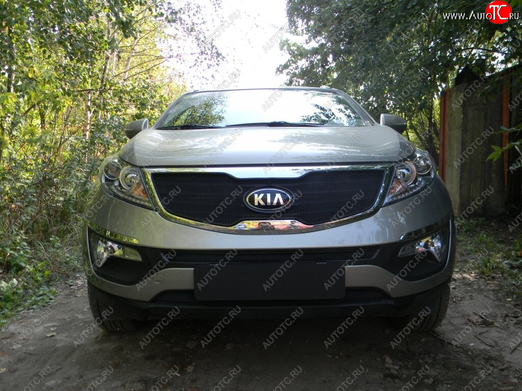 3 169 р. Защитная сетка в бампер (верх, ячейка 3х7 мм) Alfeco Стандарт  KIA Sportage  3 SL (2010-2014) дорестайлинг (Чёрная)  с доставкой в г. Пермь
