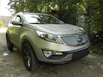 3 299 р. Защитная сетка в бампер (верх, ячейка 3х7 мм) Alfeco Стандарт  KIA Sportage  3 SL (2010-2014) дорестайлинг (Хром)  с доставкой в г. Пермь. Увеличить фотографию 3
