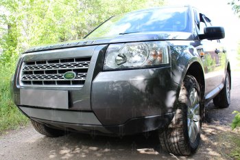 3 149 р. Защитная сетка в бампер (низ, ячейка 3х7 мм) Alfeco Стандарт  Land Rover Freelander  L359 (2006-2010) дорестайлинг (Хром)  с доставкой в г. Пермь. Увеличить фотографию 3