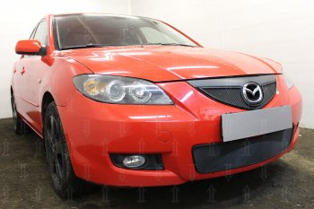 3 149 р. Защитная сетка в бампер (верх, ячейка 3х7 мм) Alfeco Стандарт  Mazda 3/Axela  BK (2006-2009) рестайлинг седан (Чёрная)  с доставкой в г. Пермь. Увеличить фотографию 3