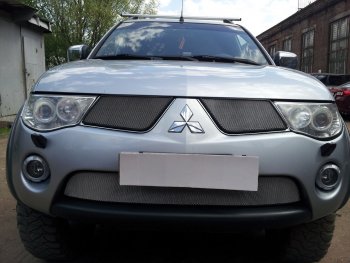 3 079 р. Защитная сетка в бампер (верх, 2 части, ячейка 3х7 мм) Alfeco Стандарт Mitsubishi L200 4  дорестайлинг (2006-2014) (Хром)  с доставкой в г. Пермь. Увеличить фотографию 3