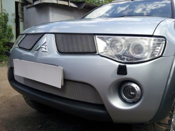 3 299 р. Защитная сетка в бампер (низ, ячейка 3х7 мм) Alfeco Стандарт Mitsubishi L200 4  дорестайлинг (2006-2014) (Хром)  с доставкой в г. Пермь. Увеличить фотографию 2