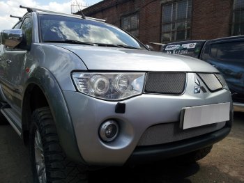 3 299 р. Защитная сетка в бампер (низ, ячейка 3х7 мм) Alfeco Стандарт Mitsubishi L200 4  дорестайлинг (2006-2014) (Хром)  с доставкой в г. Пермь. Увеличить фотографию 3