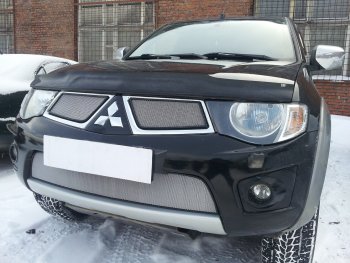 3 079 р. Защитная сетка в бампер (верх, 2 части, ячейка 3х7 мм) Alfeco Стандарт Mitsubishi L200 4  дорестайлинг (2006-2014) (Хром)  с доставкой в г. Пермь. Увеличить фотографию 2