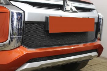 2 569 р. Защитная сетка в бампер (низ, ячейка 3х7 мм) Alfeco Стандарт Mitsubishi L200 5 KK,KL рестайлинг (2018-2022) (Чёрная)  с доставкой в г. Пермь. Увеличить фотографию 2