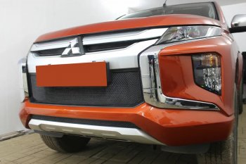 3 499 р. Защитная сетка в бампер (середина, ячейка 3х7 мм) Alfeco Стандарт Mitsubishi L200 5 KK,KL рестайлинг (2018-2022) (Чёрная)  с доставкой в г. Пермь. Увеличить фотографию 3