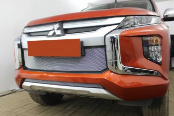 3 699 р. Защитная сетка в бампер (середина, ячейка 3х7 мм) Alfeco Стандарт Mitsubishi L200 5 KK,KL рестайлинг (2018-2022) (Хром)  с доставкой в г. Пермь. Увеличить фотографию 3