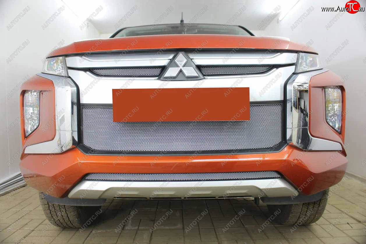 3 699 р. Защитная сетка в бампер (середина, ячейка 3х7 мм) Alfeco Стандарт Mitsubishi L200 5 KK,KL рестайлинг (2018-2022) (Хром)  с доставкой в г. Пермь