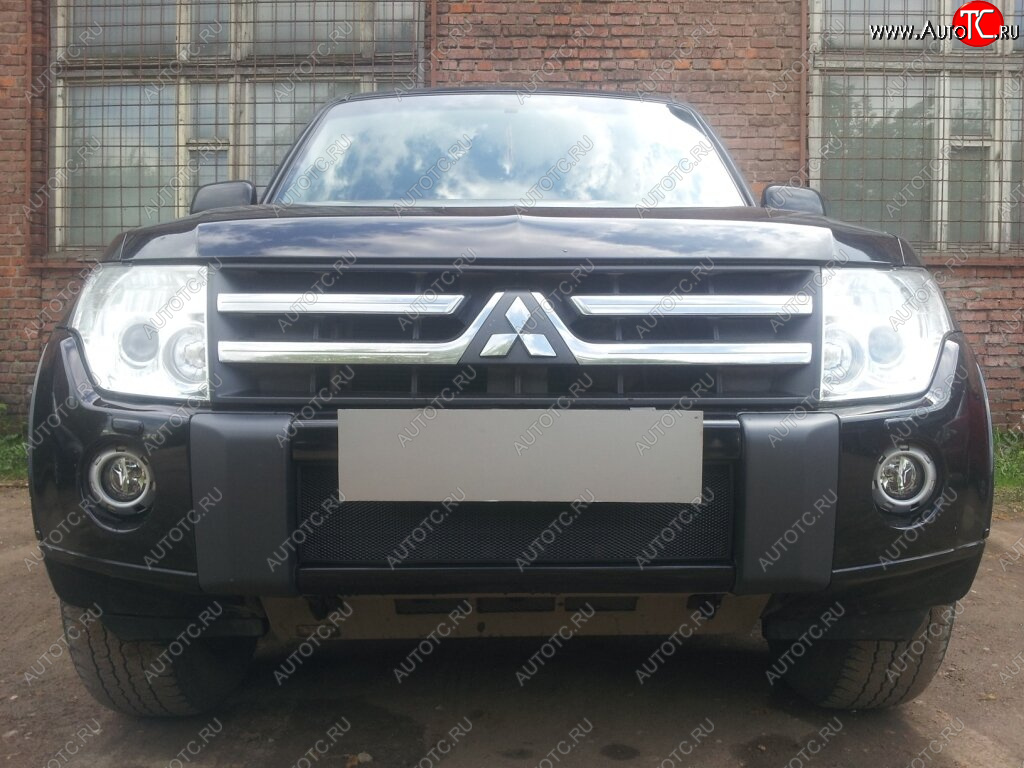3 169 р. Защитная сетка в бампер (низ, ячейка 3х7 мм) Стрелка11 Стандарт Mitsubishi Pajero 4 V90 дорестайлинг (2006-2011) (Чёрная)  с доставкой в г. Пермь