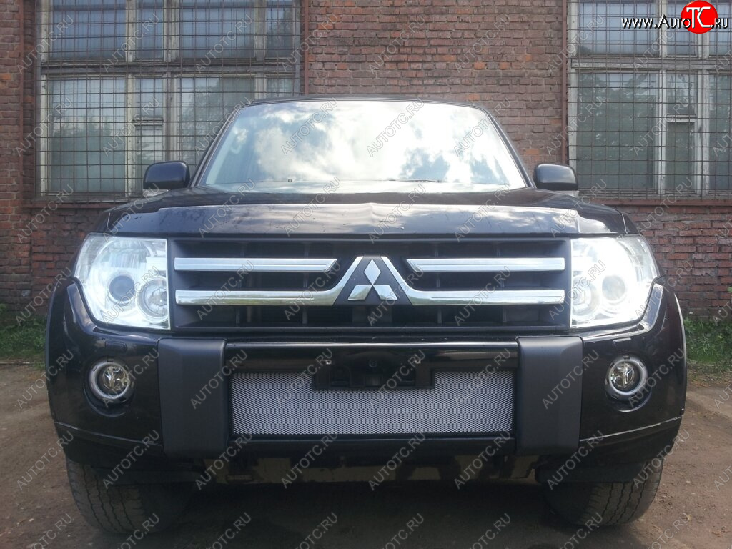 3 299 р. Защитная сетка в бампер (низ, ячейка 3х7 мм) Стрелка11 Стандарт Mitsubishi Pajero 4 V90 дорестайлинг (2006-2011) (Хром)  с доставкой в г. Пермь