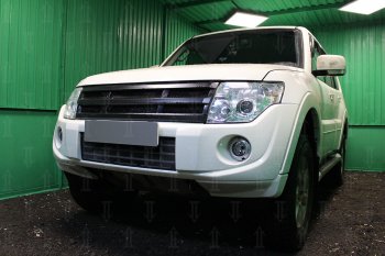 3 169 р. Защитная сетка в бампер (низ, ячейка 3х7 мм) Стрелка11 Стандарт  Mitsubishi Pajero ( 4 V90,  4 V80) (2011-2015) 1-ый рестайлинг, 3 дв. 1-ый рестайлинг (Чёрная)  с доставкой в г. Пермь. Увеличить фотографию 2